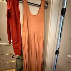 Chic Sleeveless Midi Dress in Peach